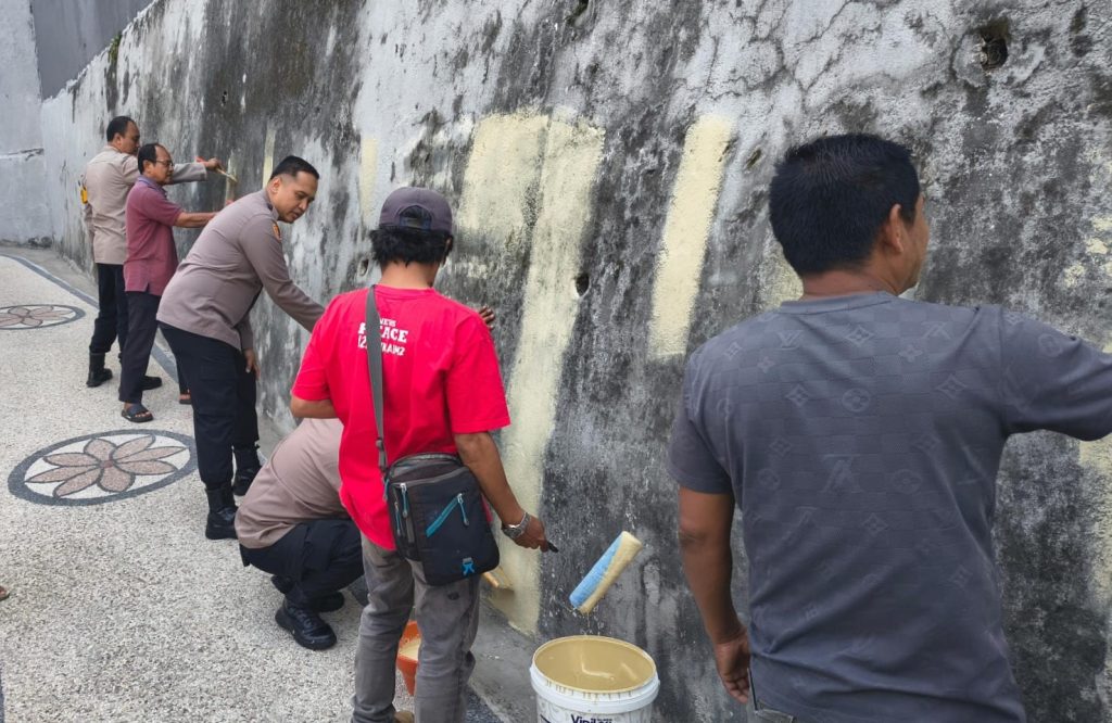 Sambut HUT ke-81 RI dan Gerakan Indonesia ASRI, Polresta Malang Kota dan Warga Gotong Royong Cat Tembok Gang Pemukiman