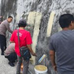 Sambut HUT ke-81 RI dan Gerakan Indonesia ASRI, Polresta Malang Kota dan Warga Gotong Royong Cat Tembok Gang Pemukiman