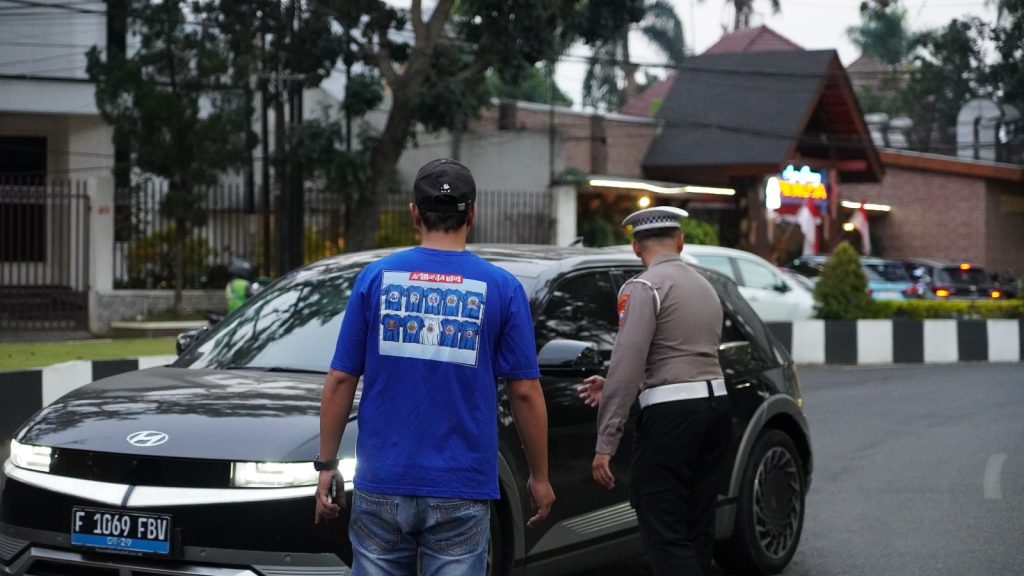 Polresta Malang Kota dan Aremania Bagikan 39 Mawar, Tebar Pesan Damai Jelang HUT Arema FC “TH39REATNESS”
