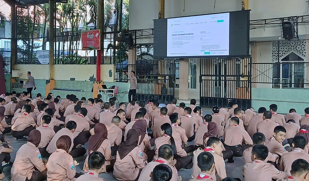 Pak Bhabin Polresta Malang Kota Dampingi Tim SDM Sosialisasi AI ke Siswa dan Guru SMKN 6 Malang