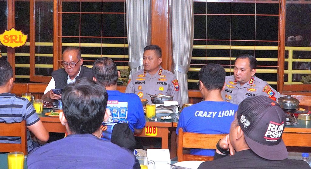 Tepati Janji Rawat Kedamaian Sepak Bola, Kapolresta Malang Kota Bersama Polda Jatim Pertemukan Aremania dan Bonek di Pasuaruan