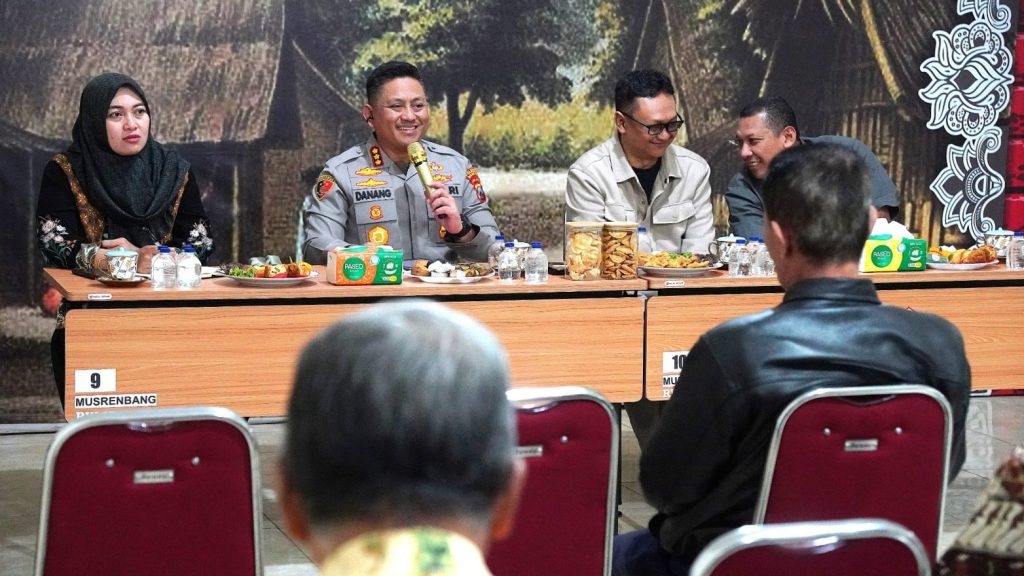 Sambang Pos Kamling: Kapolresta Malang Kota Serap Aspirasi Warga dan Cegah Main Hakim Sendiri, Manfaatkan Layanan Cepat Polri 110 Gratis