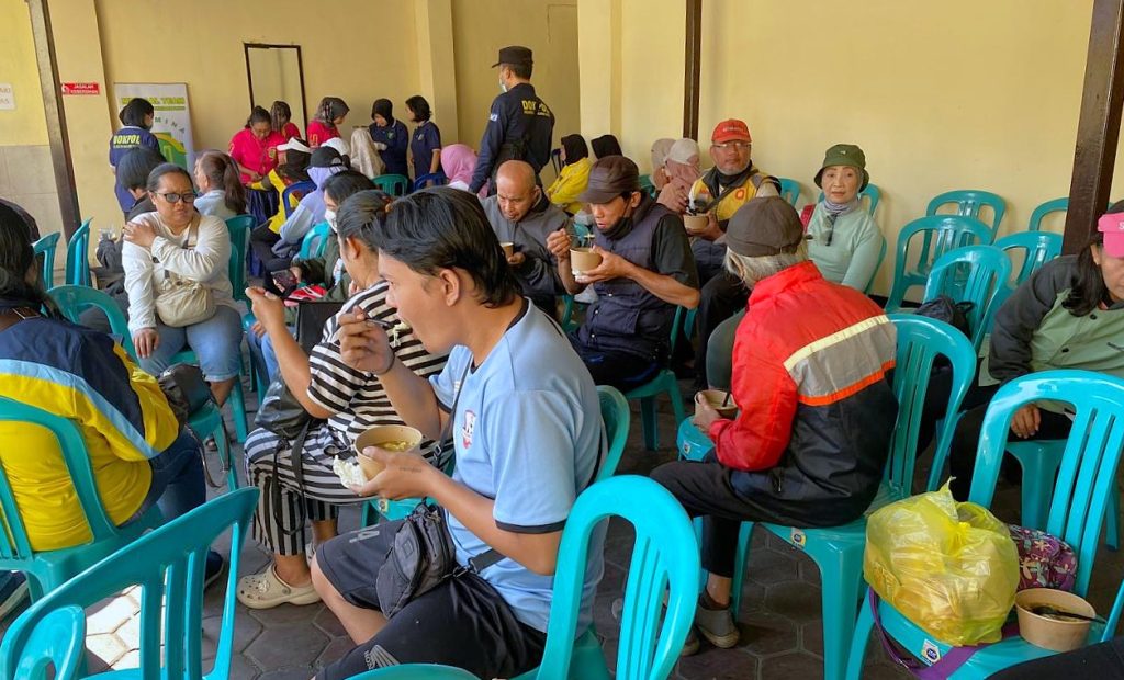 Makan Bersama dan Cek Kesehatan Gratis Polsek Klojen, 68 Warga Mendapat Layanan Pemeriksaan Kesehatan dan Pemberian Vitamin