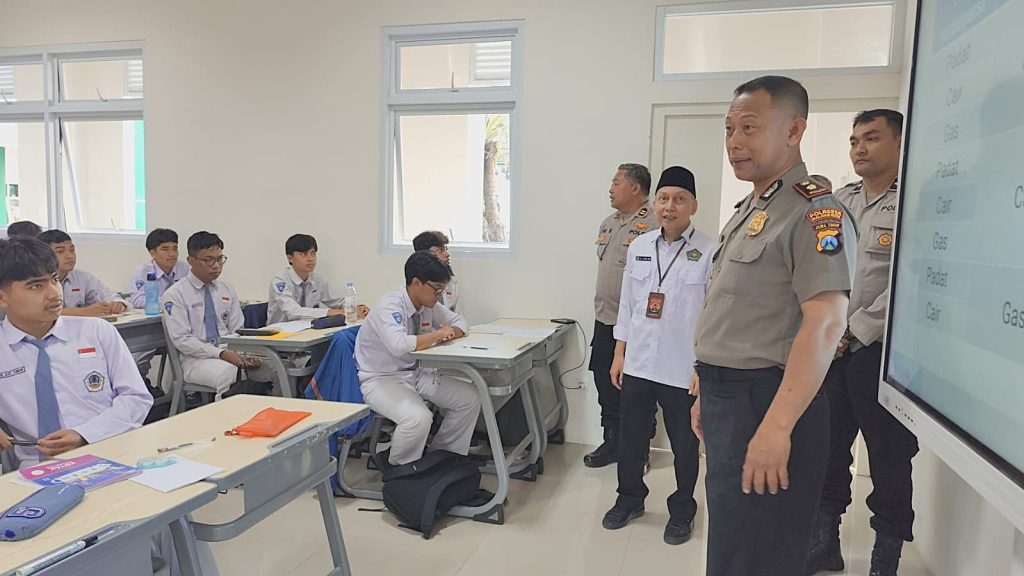 Tak Sekadar Sambang, Kapolsek Lowokwaru Bersama Rombongan Ikut Senam Pagi Bersama MAN 1 Kota Malang