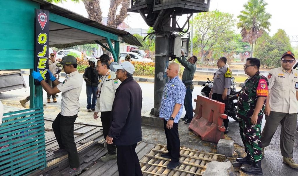 Pak Bhabin Dukung Keasrian dan Antisipasi Luapan Air saat Musim Hujan di Kawasan Pintu Masuk Kota Malang Sisi Timur