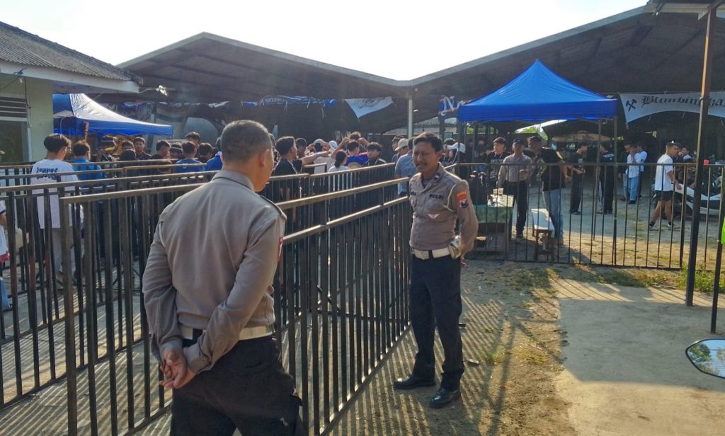 Polsek Blimbing Berikan Layanan Pegamanan Nobar Arema FC vs PSM yang dihadiri 500 Penonton