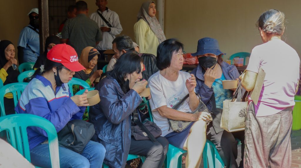 Makan bersama gratis ini merupakan bentuk kepedulian sosial. Masyarakat dapat menikmati sarapan sekaligus memperoleh pemeriksaan kesehatan dan vitamin secara cuma-cuma