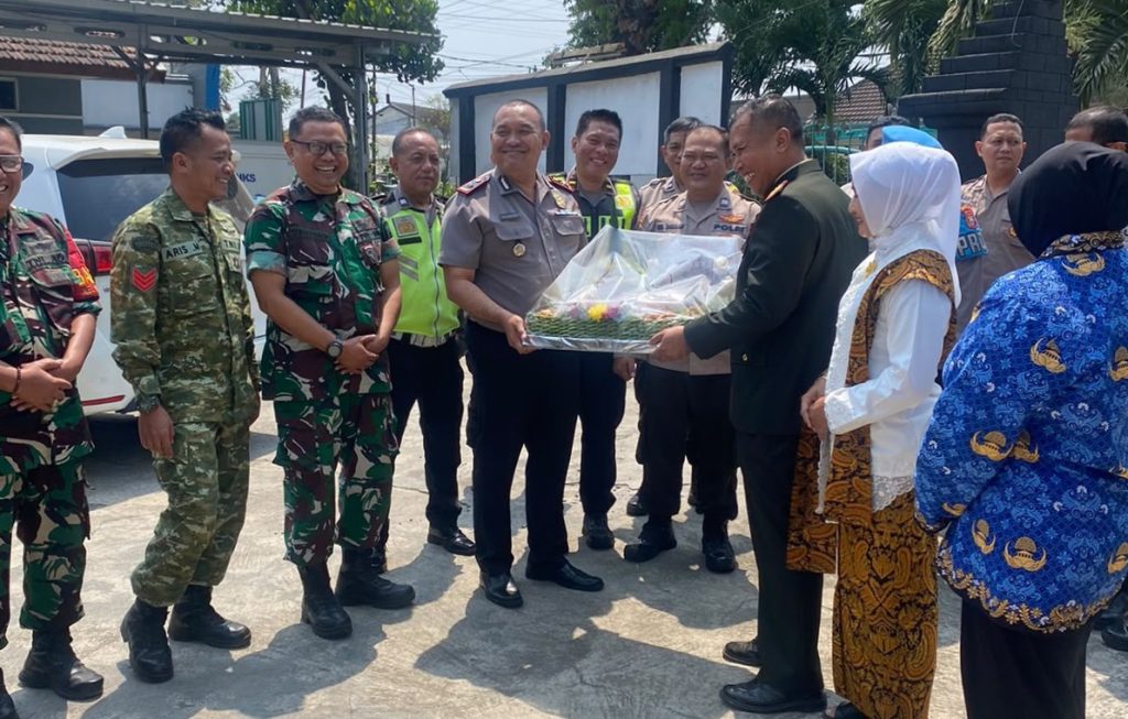 Kapolsek kedungkandang berikan sumpeng HUT ke-81 TNI kepada Danramil Kedungkandang