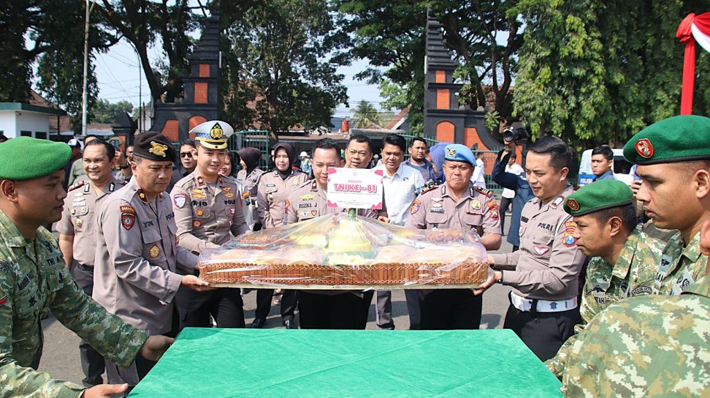 Bagi Polresta Malang Kota, kebersamaan TNI-Polri bukan hanya diwujudkan dalam pelaksanaan tugas pengamanan, tetapi juga melalui komunikasi, silaturahmi dan kepedulian antarpersonel